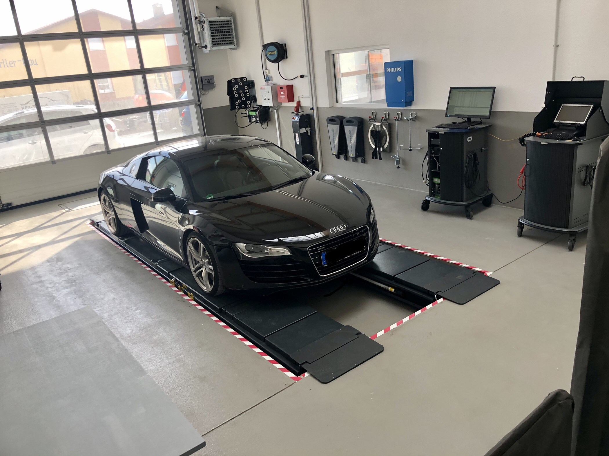 Moderner Prüfplatz bei Kfz-Technik Schmitt in Oberhaid: Audi R8 während der TÜV-Hauptuntersuchung (HU) und Abgasuntersuchung (AU)