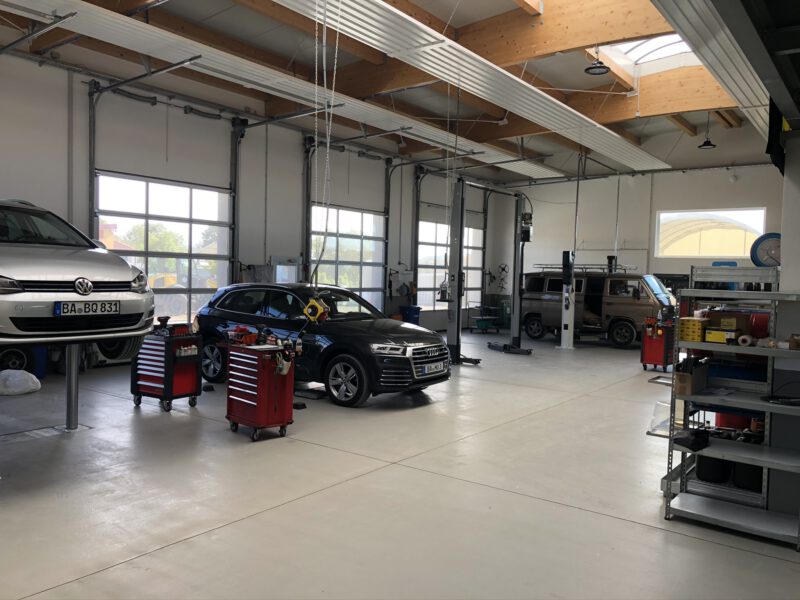 Mehrere Fahrzeuge auf Hebebühnen in der KFZ-Technik Schmitt Werkstatt