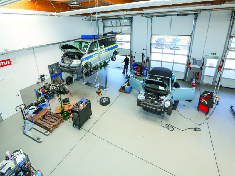 Moderne KFZ-Werkstatt in Oberhaid – großzügige Arbeitsfläche und Hebebühnen bei KFZ-Technik Schmitt