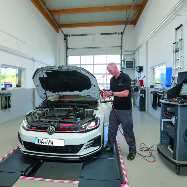 Mechaniker prüft VW mit Diagnosegerät auf Prüfstand bei KFZ-Technik Schmitt in Oberhaid (Bamberg) – Inspektion & Herstellerdiagnose.