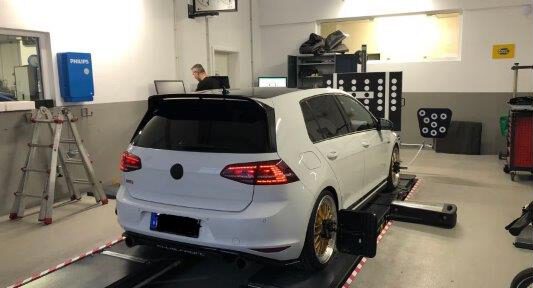 KFZ-Technik Schmitt – VW Golf auf Prüfstand zur Achsvermessung & ACC-Kalibrierung in Oberhaid