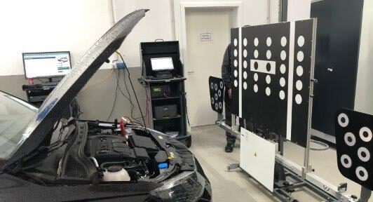 KFZ-Technik Schmitt – Kalibrierung von Fahrassistenzsystemen mit modernem Messsystem in Oberhaid