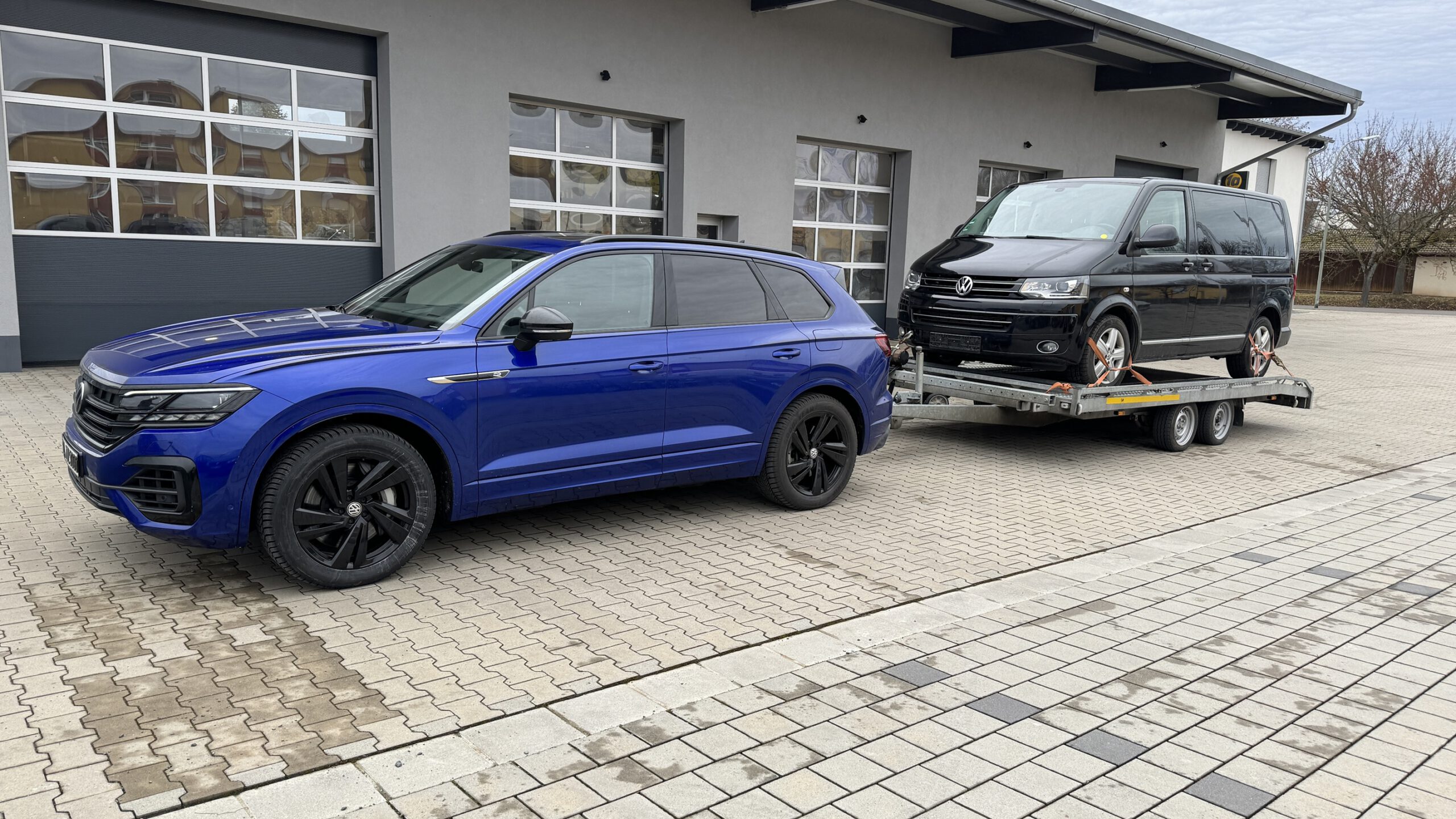 KFZ-Technik Schmitt Abschleppdienst – VW Touareg zieht Transporter auf Anhänger in Oberhaid